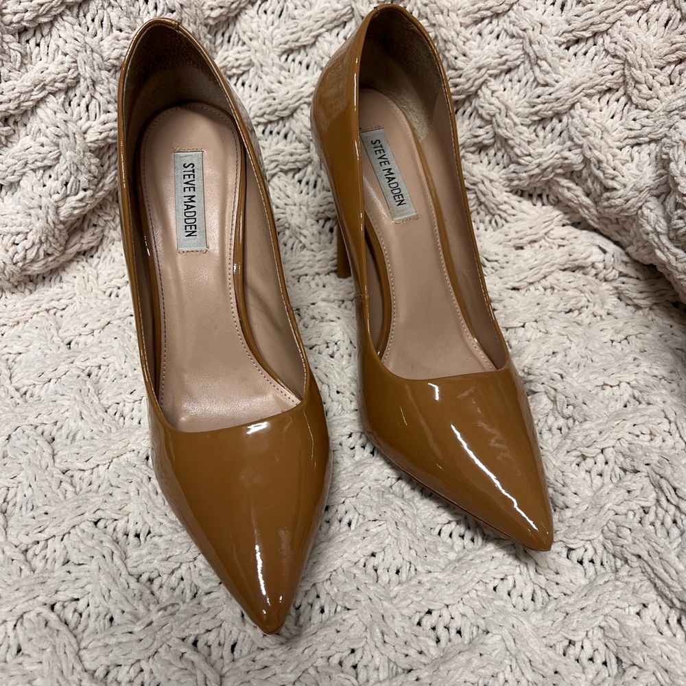 Steve Madden Camel Patent Leather shoe